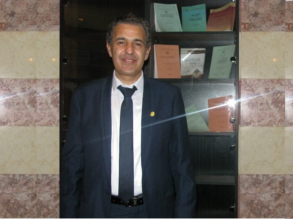 الأستاذ الدكتور شفبق البيطار بعد تقليده الشارة المجمعية
